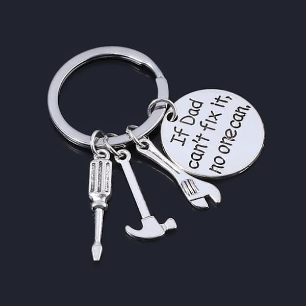 En silverfärgad nyckelring till pappa Daddy