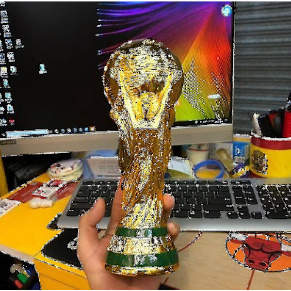 Qatar VM 2022 Replika Trofæ 8.2 - Samlerudgave af den største pris i verdensfodbold (størrelse: 21 cm)