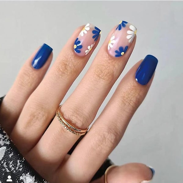 Bär en kort blå och vit blomma nagelbit nagel P24pcs