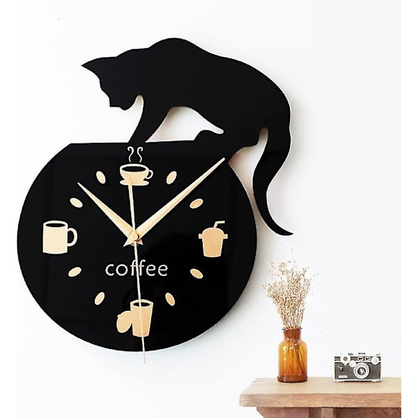 Veggklokke i tegnestil med klatrende katt, kaffekrus og \"kaffe\"-skrift
