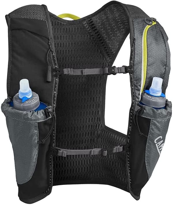 Camelbak Nano 3L Unisex-juoksuliivi, jossa 2 x 500 ml:n Quick Flasks, musta/harmaa - Medium