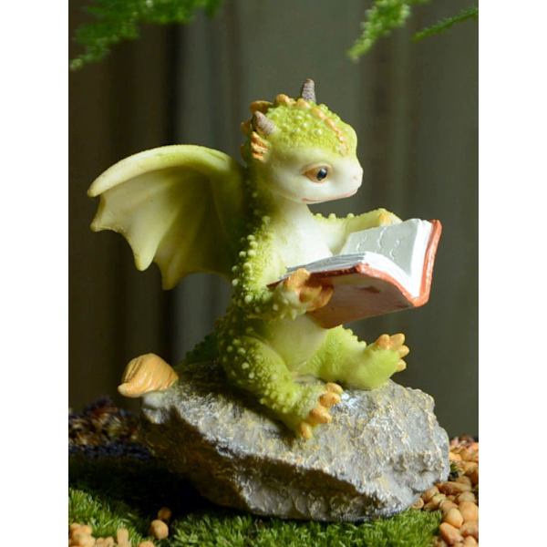 Drakenstaty Mini Drakenfigur, Resin Heminredning, Söta Prydnadsföremål, Lyckodjur Trädgårdsstaty för Mikrolandskap (Draken Läser På En Sten)