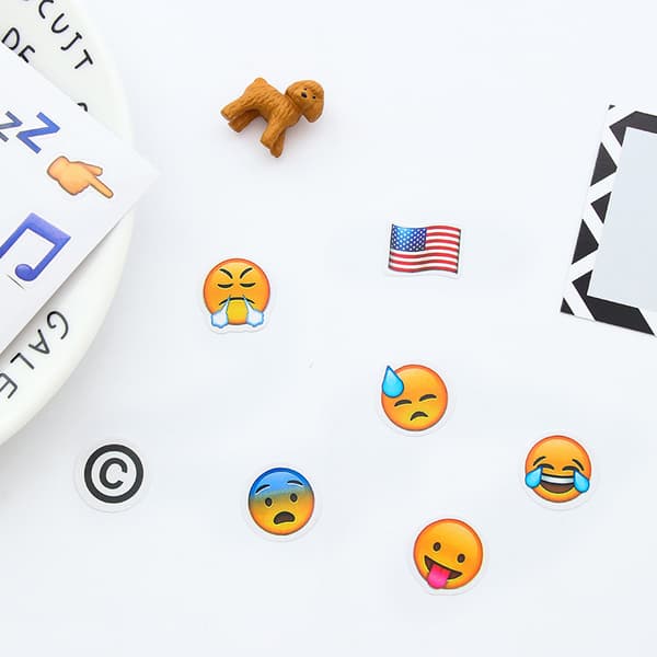 4 moniväristä emoji-tarraa