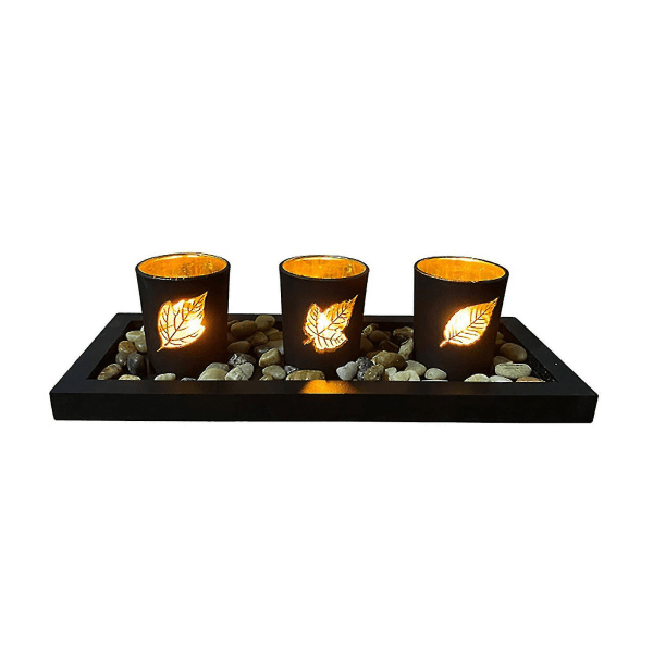Kolme koristeltua eurooppalaista kynttilälasikoristetta kynttilänjalka