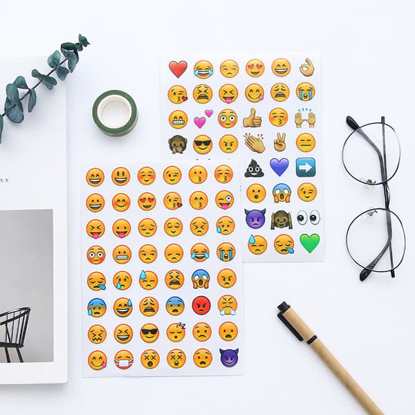 4 moniväristä emoji-tarraa