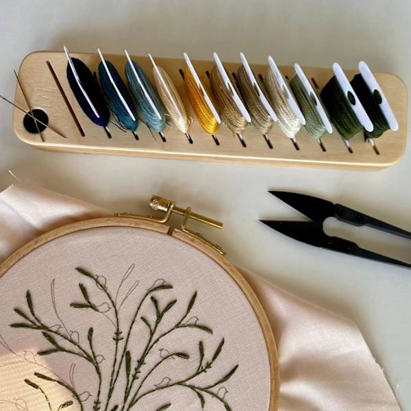 Bobbinställ för broderigarn   Broderat trådspolsställ Trä