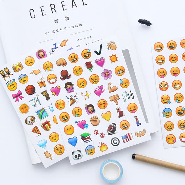 4 moniväristä emoji-tarraa