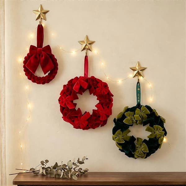 Fleece julekrans med flocking-detaljer til festlig vinduesudstilling stor rød large red