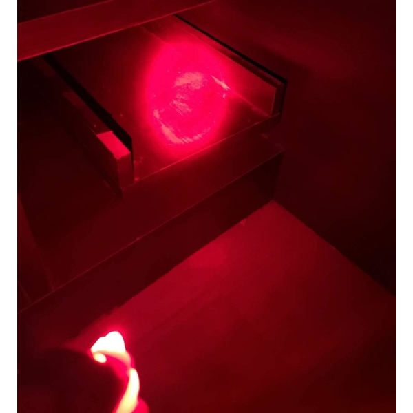 (18 kappaleen pakkaus) Mini punainen LED-avainperän taskulamppu, punainen valoavainperän taskulamppu, punainen avaimenperän taskulamppu, punainen avaimenperän valo - punainen valo punaisella kuorella