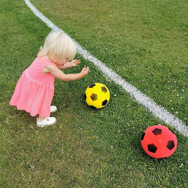 Hauska Urheilu 20cm Jalkapallo | Sisä- ja ulkokäyttöön Pehmeä Sieni Vaahto Jalkapallo | Pelaa Monia Pelejä Tuntikausia Hauskaa | Sopii Aikuisten ja Lapsille