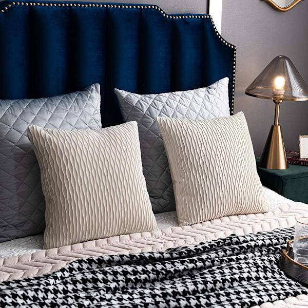 Elfenbensvita Soffa Kuddfodral: 2-pack 18x18 tum Original Randig Sammet Kvadratiska Kuddfodral för lantlig Heminredning