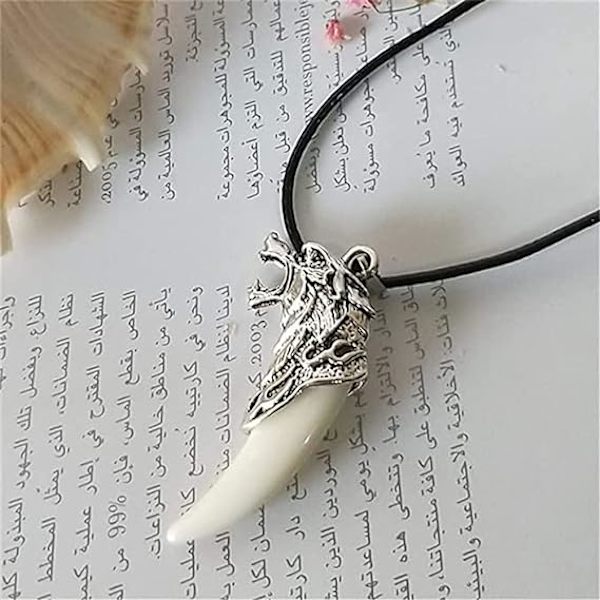 Halsband med varghuvud och hundtand i retrostil för män, smycke med spjut i läder för tonårspojkar och vuxna (01 Silvervit 01)