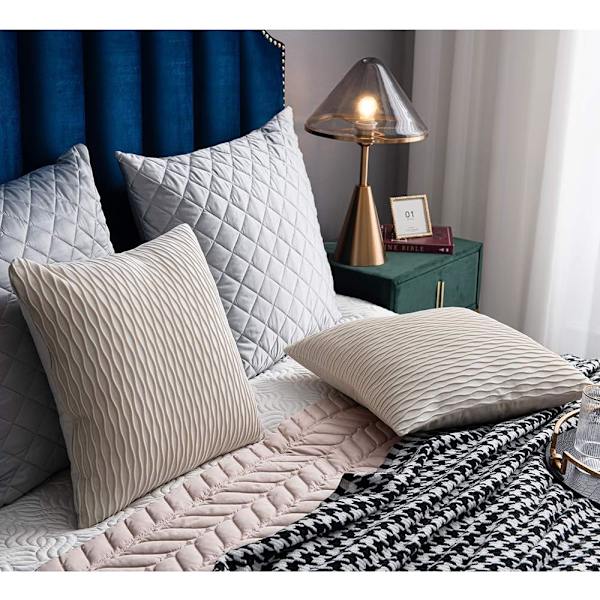 Elfenbensvita Soffa Kuddfodral: 2-pack 18x18 tum Original Randig Sammet Kvadratiska Kuddfodral för lantlig Heminredning