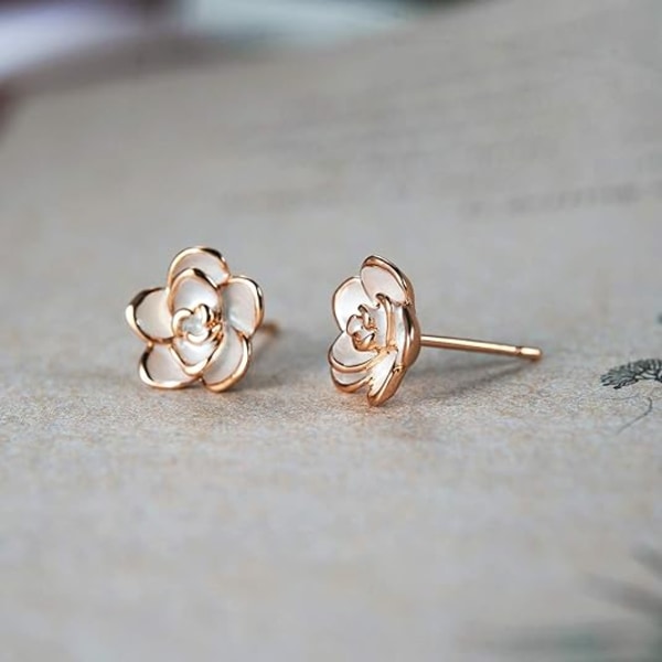 Rose øreringe er velegnede til følsomme ører, guld og sølv øreringe er velegnede til damer og piger, guld, sølv og kobberlegeret sølv