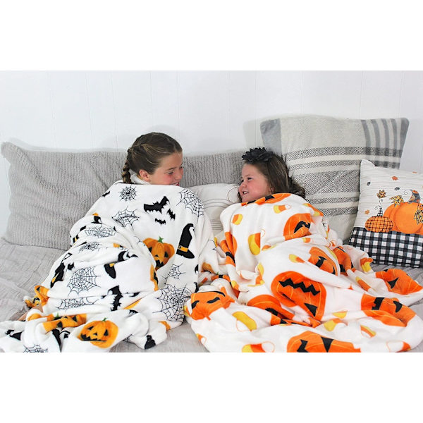Hemsøkt Halloween fleece-pledd: Edderkoppnett, hekshatt, svarte flaggermus og dekorerte gresskar trykt på mykt fløyelsfleece-pledd