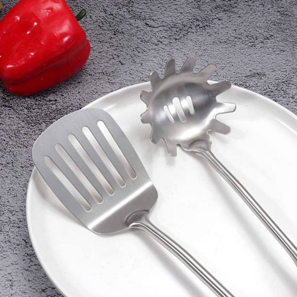 Sæt med 5 køkkenredskaber i rustfrit stål med spartel og hulske til pasta, stegepande, spartel, træhåndtag, tåler opvaskemaskine.