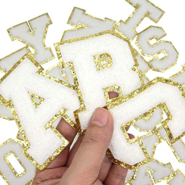 Englannin kirjaimen D rauta-sovellettavat korjauslaastarit Aakkosten ompelutarrat Vaatteiden merkit, kultaisen glitterin reunalla, liimapintainen tarra (Valkoinen D) DWhite