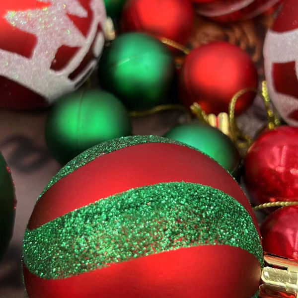 44 punaista ja vihreää joulukuusenpalloa, sekalaisia koristeita ja riipuksia, 2,4 tuumaa (noin 6,1 cm) särkymätöntä glitterpalloa joulukuusen koristeluun, joulujuhliin