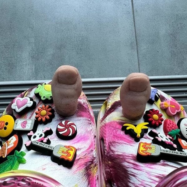 Heta påskerbjudanden! Unika 3D Big Toe Croc Charms med håriga detaljer - Rolig DIY-skodekoration för kreativitet 2 st 2 st 2 pcs hairy