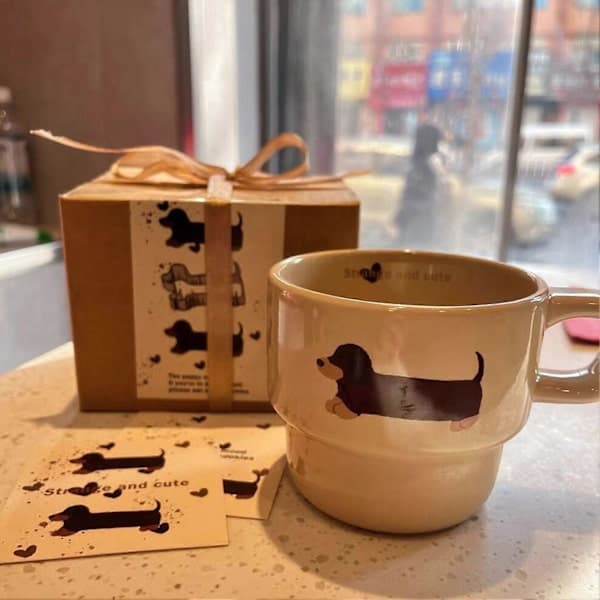 Søt Dachshundvalp Stablekopp - Håndmalt Keramisk Pølsehund Kaffekopp