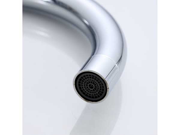 Chrome kitchen faucet with single handle and 60 cm hose for hot and cold water sink