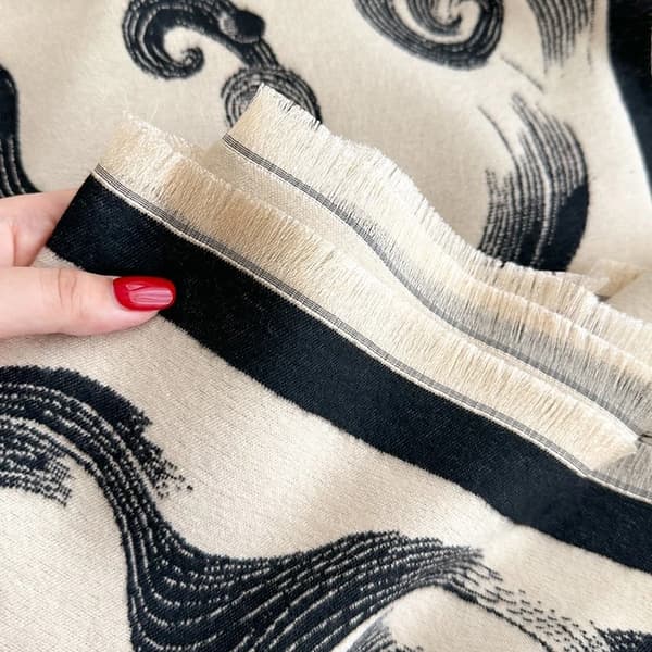 Dobbeltsidet sort og beige blomstret sjal, et overdimensioneret luksuriøst damesjal.