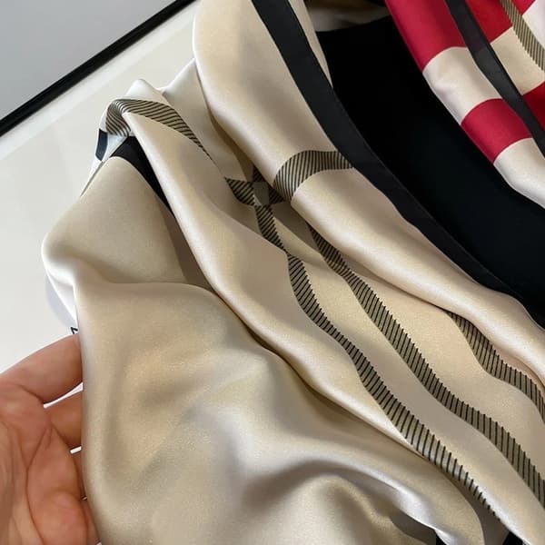 Silkeblød beige, rød og sort ternet tørklæde/sjal | Dame satin ternet print