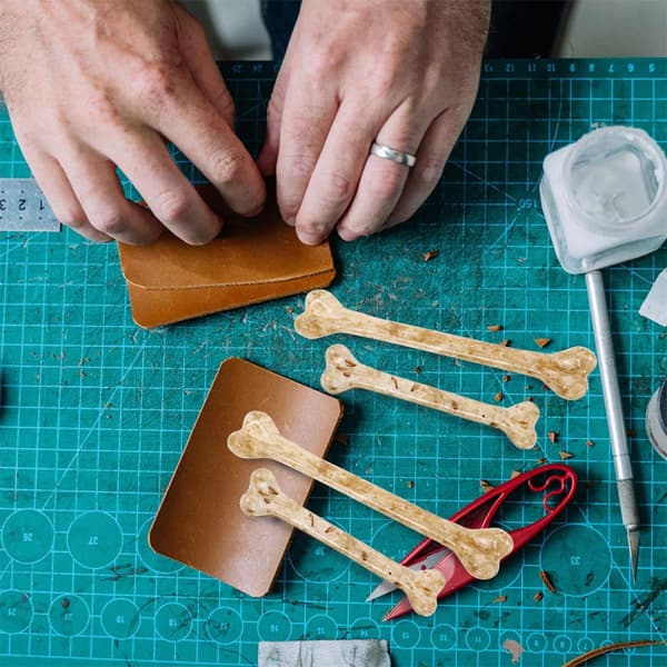 10 stk Halloween simulerte plastbenpyntsett små store DIY falske bensmykker med hull