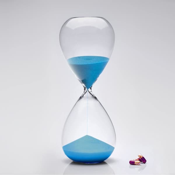 Timeglas med sand, farverigt og moderne, sandtimer-inspireret glas 15 minutter Kontordekoration