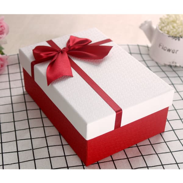 Presentförpackning, 22 x 15,5 x 9,5 cm Röd låda med rosettband