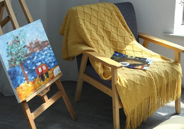 Myk strikket ullteppe med dusker, koseteppe, sofateppe, sovepledd, gul 150 x 200 cm gul yellow