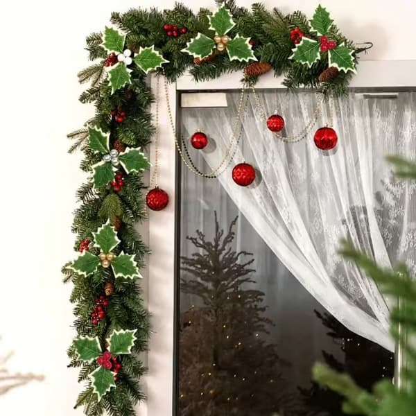 50-pack konstgjord julstjärna med triangulära blad och små röda bär, perfekt för att dekorera julgranar och presenter.