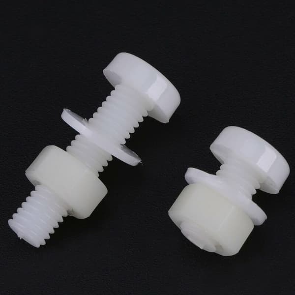 150-delars sortimentssats med skruvar, bultar, muttrar, brickor och underlägg i vit nylon, M2, M2.5, M3, M4, M5