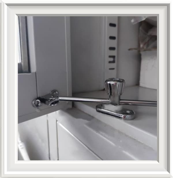 Integrated window lock with safety latch for inward or outward tilt/turn windows