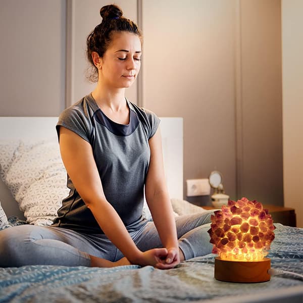 Naturlig ametystlampe med træbase, meditationsaurahelbredelse