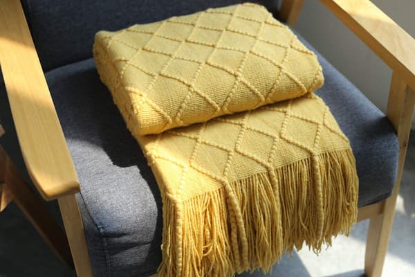 Myk strikket ullteppe med dusker, koseteppe, sofateppe, sovepledd, gul 150 x 200 cm gul yellow