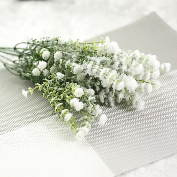 Valkoiset morsiusharson tekokukat, aidon tuntuiset tekogypsophila