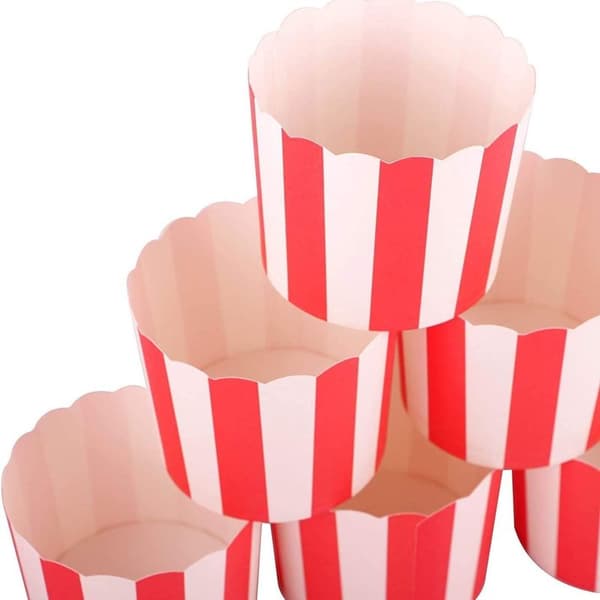 Vita och rödrandiga muffinsformar av färgat papper, 50-pack