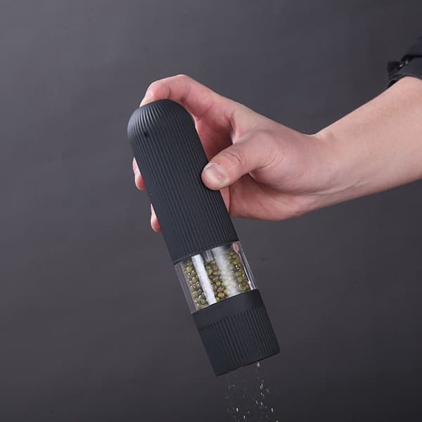 Elektriskt salt- och pepparkvarnset - batteridrivet, svart och vitt