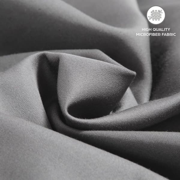Fitted sheet 180x200 cm in light grey microfiber with elasticated corners for a 30 cm deep mattress. High-quality, hypoallergenic, anti-mite