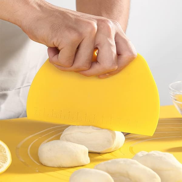 Kitchen Spatula, Non-Slip Handle, Counter Scraper, Yellow 15.5 cm x 11.5 cm, Dishwasher Safe for Easy Cleaning, Versatile Design, Suitable for