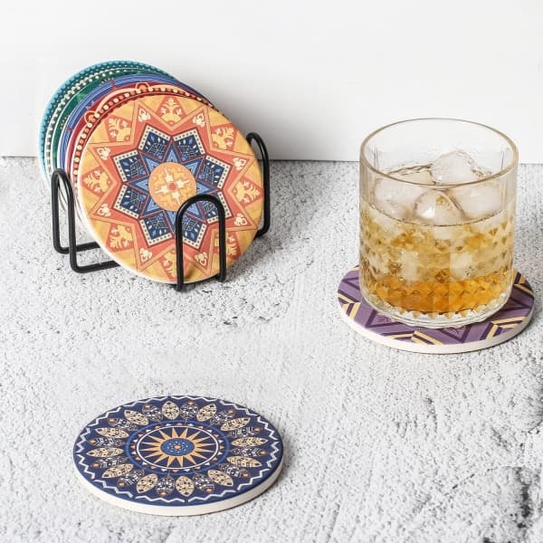 Minimalistisk sort jernmetal coasterholder til både runde og firkantede coasters