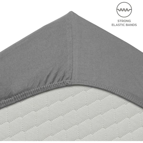 Fitted sheet 180x200 cm in light grey microfiber with elasticated corners for a 30 cm deep mattress. High-quality, hypoallergenic, anti-mite