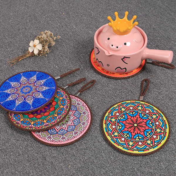 4 st 16 cm keramiska underlägg med kork - Köks- och matrumstillbehör