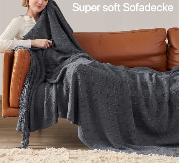 Myk strikket ullteppe med dusker, koseteppe, sofateppe, sovepledd, mellomgrå 150 x 200 cm grå grey