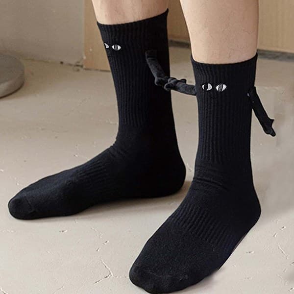 2 par strømper der holder i hånd, magnetisk kugle