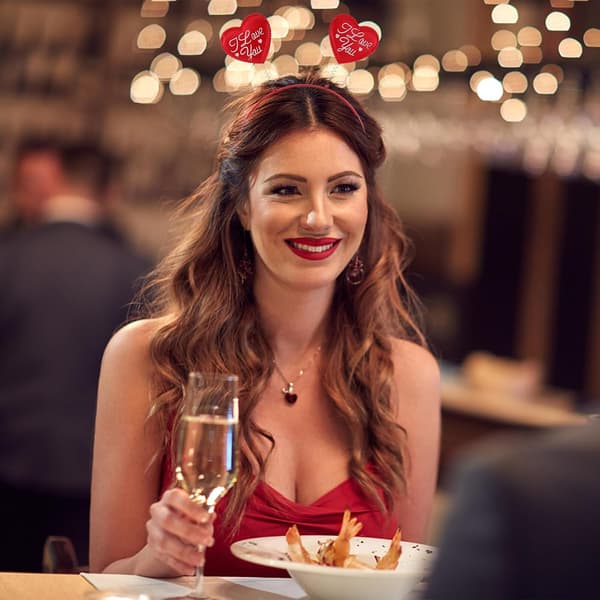 4 stk. røde hjerteformede pannebånd Valentinsdag hårtilbehør festdekorasjon dekorative bøyler for kvinner