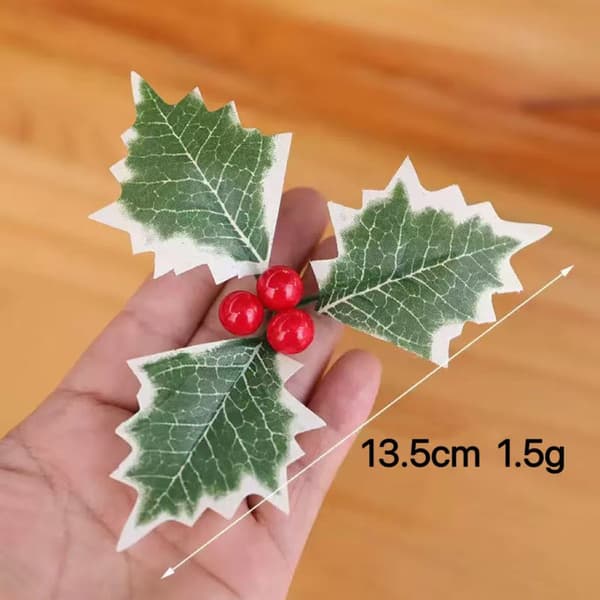 50-pack konstgjord julstjärna med triangulära blad och små röda bär, perfekt för att dekorera julgranar och presenter.