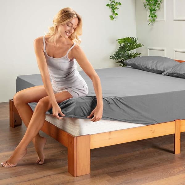 Fitted sheet 180x200 cm in light grey microfiber with elasticated corners for a 30 cm deep mattress. High-quality, hypoallergenic, anti-mite
