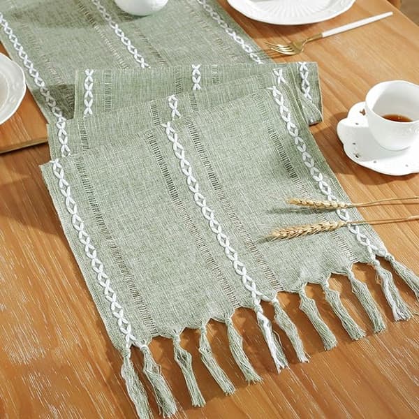 Bohemsk bordløper - 33x120 cm - Grønn polyester - Med dusker og broderi - Rustikk landstil - For festdekorasjon